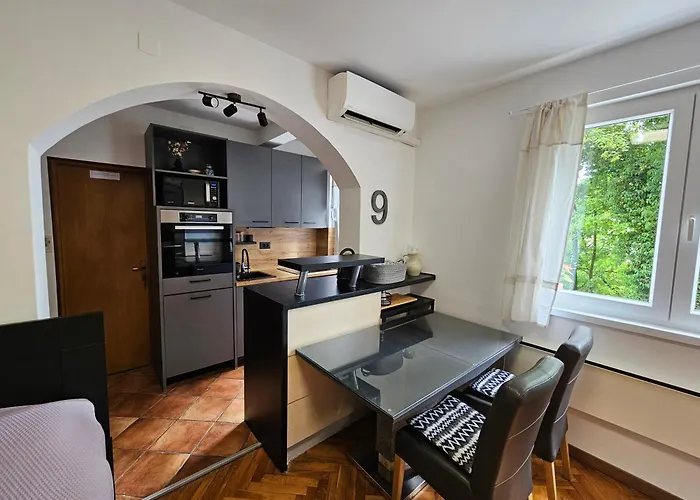 Ena, Strict Center, Sea View Apartman