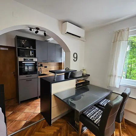 Ena, Strict Center, Sea View Apartman
